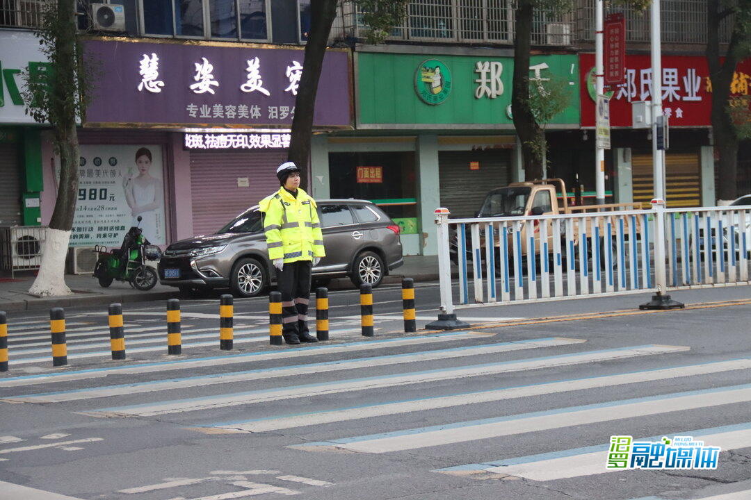 探班清晨的汨罗交警：有一种温暖叫“护学岗”