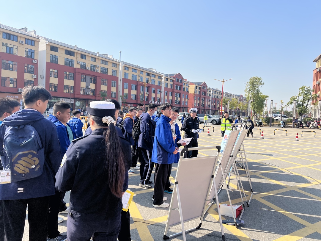 第13个“全国交通安全日”，交警古培中队走进市一中