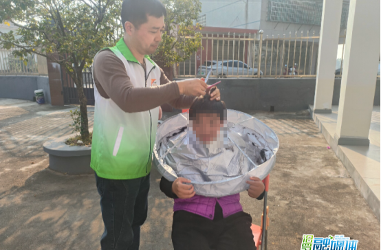 国际志愿者日 阳光社工托养项目组开展爱心义剪志愿服务活动