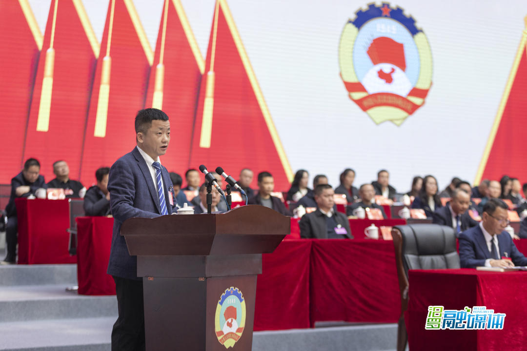 聚焦两会丨胥亮作提案审查情况报告