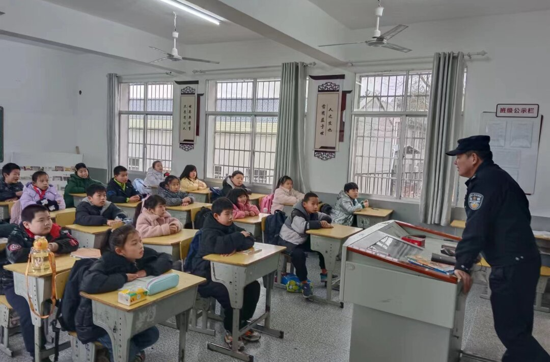 汨罗市弼时镇：“扫黄打非”进校园，普法宣传护成长