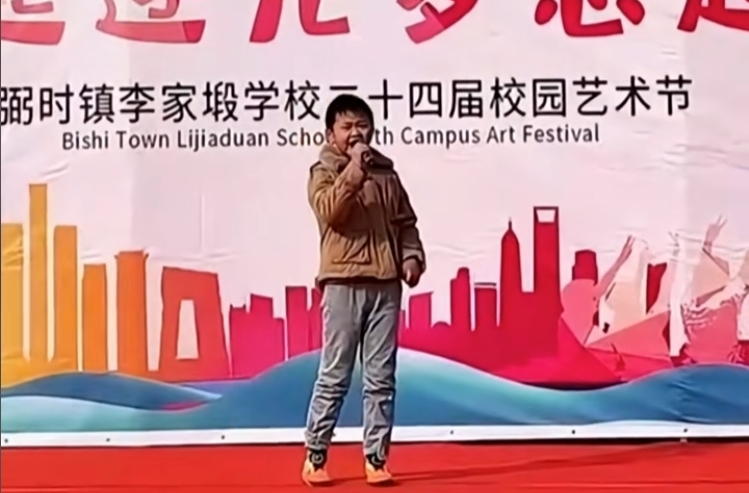 【新华社】校园艺术节小学生演唱《苹果香》，网友：一开口就有老艺术家的从容与自信