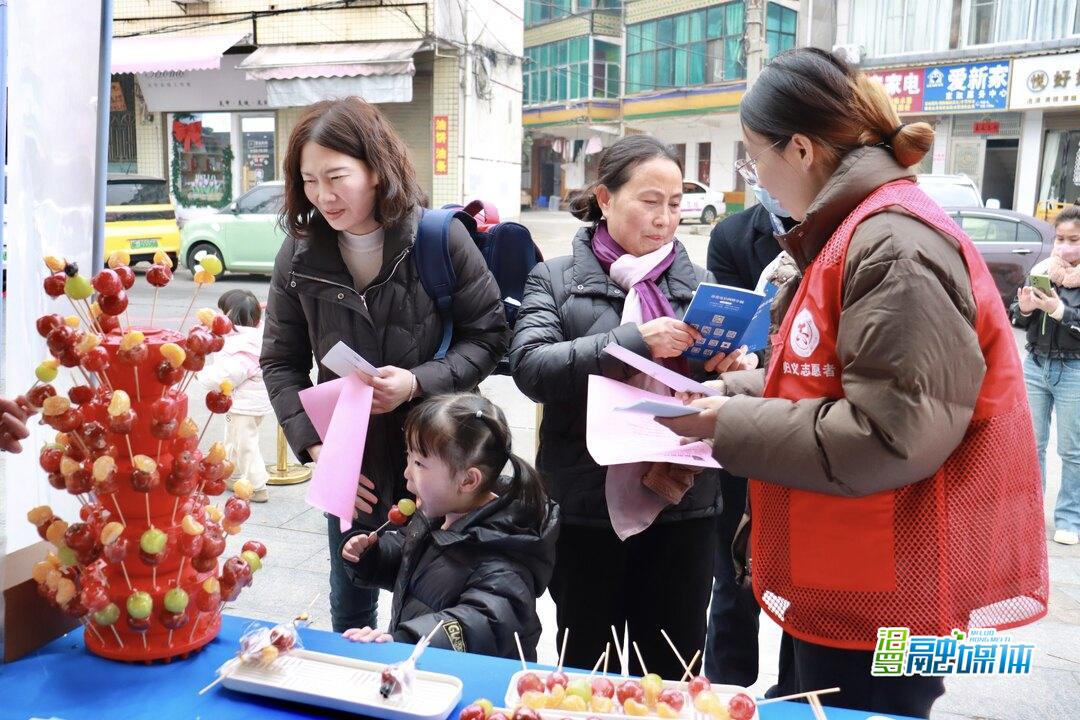 高塘社区：“反电诈冰糖葫芦摊”传递“甜蜜”提示