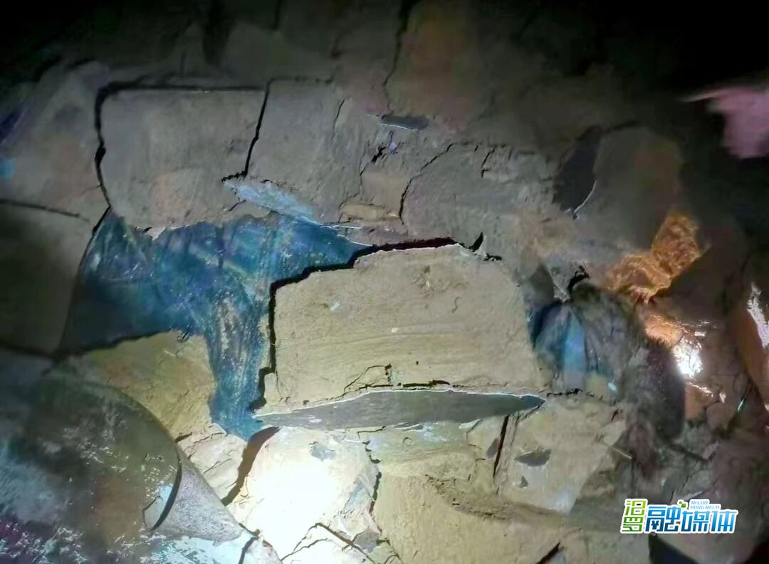 土墙意外倒塌 他们徒手刨砖救出被压群众