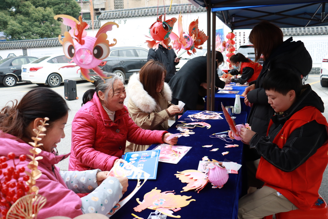 友谊河社区：锦鲤花灯年味浓 点亮社区“邻里情”