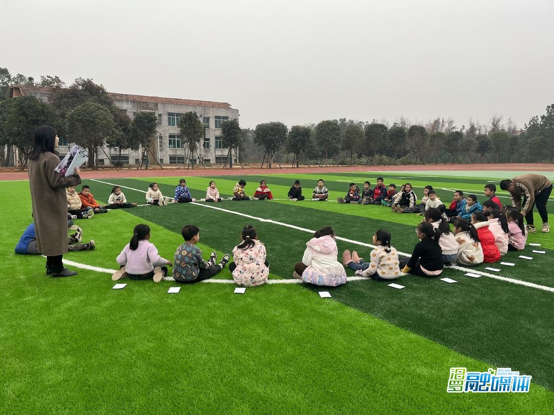 乡贤助力，桃林小学建成多功能运动场