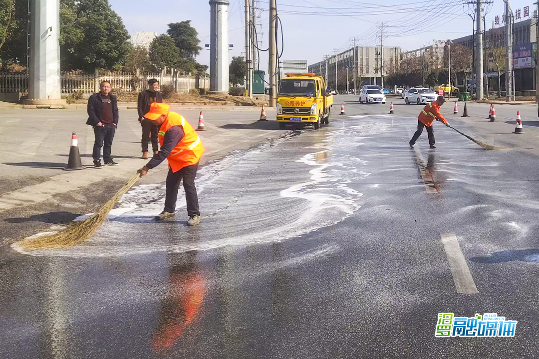 事故造成路面污染 汨罗公路人闻险快清保畅通