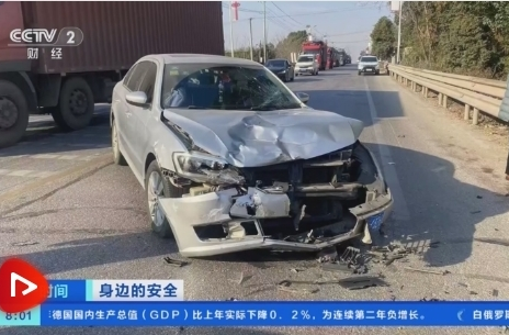 【央视新闻】[第一时间]身边的安全 湖南岳阳：左转小车未让直行摩托车 两车相撞