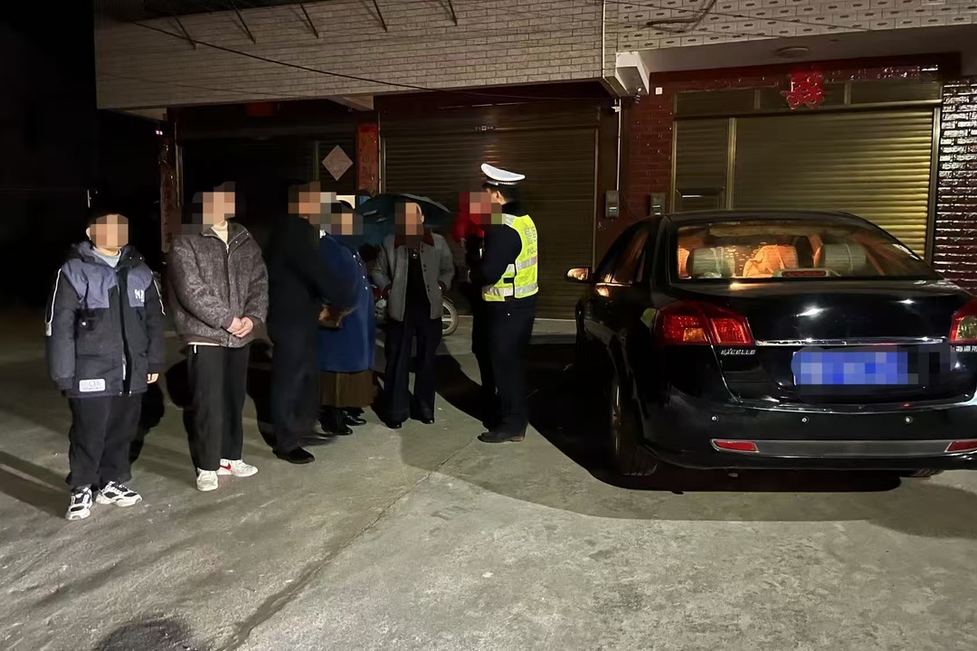 “挤”进去的危险，“超”出来的隐患，汨罗交警严查春运交通违法
