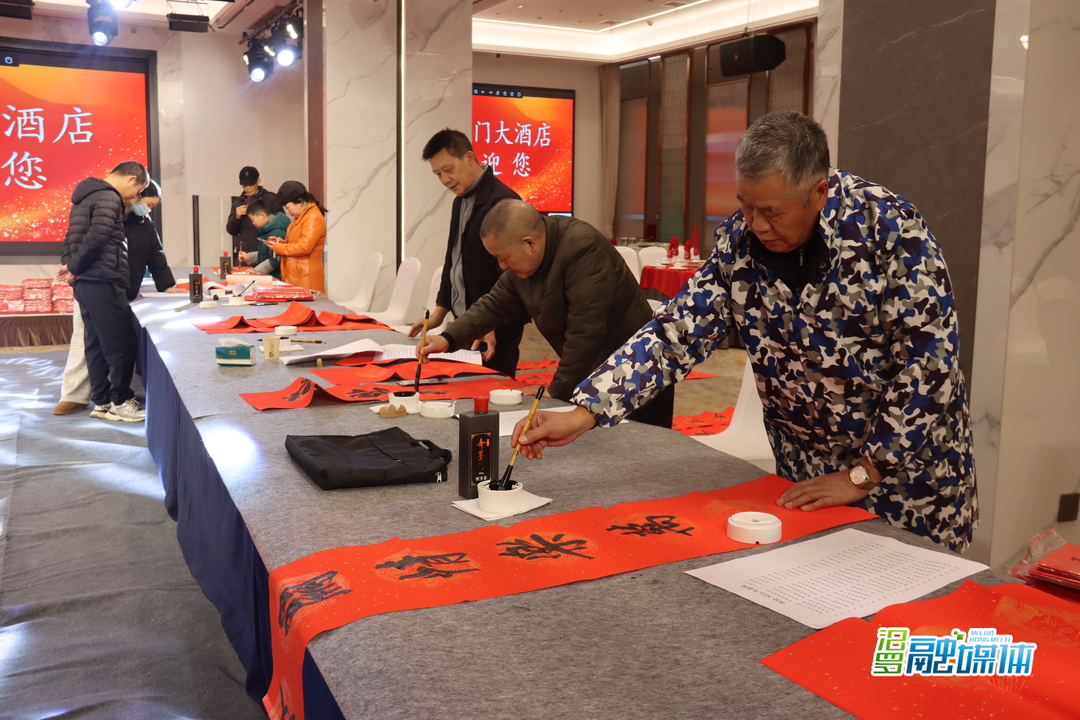 汨罗市书法家协会：挥毫送春联 墨香添年味