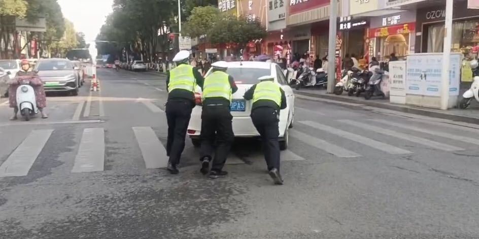​车辆突发故障陷窘境，交警化身“推车哥”助解困
