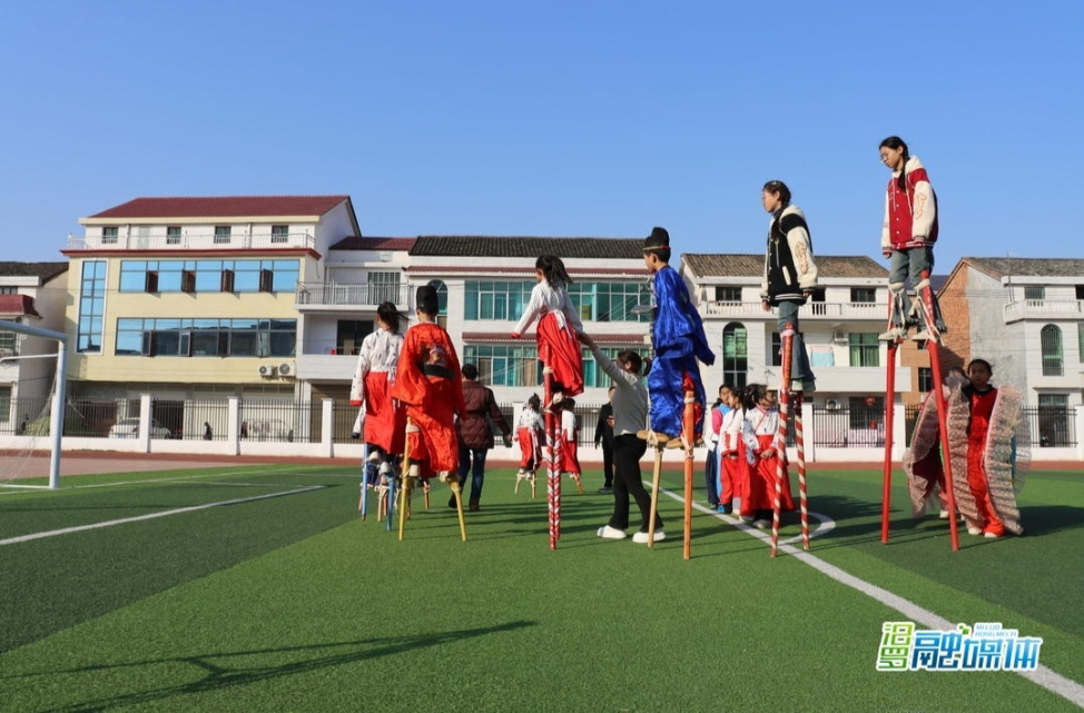 【新湖南】寒假里的非遗传承热！汨罗长乐镇麻石古街、学校操场等地，处处可见孩子们练习踩高跷的身影
