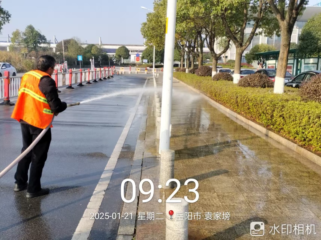 汨罗环卫：擦亮城市底色，“洗”迎新春