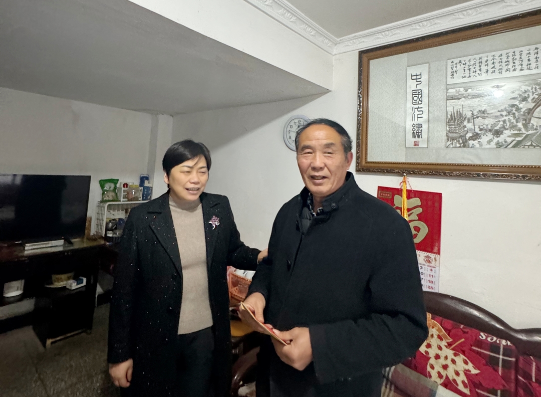 王敏求春节前走访慰问困难群众、党员