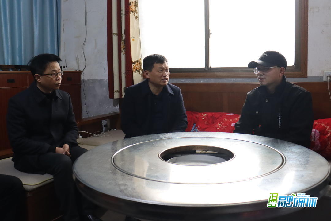 李亚江春节前走访慰问困难群众、老党员、见义勇为人员