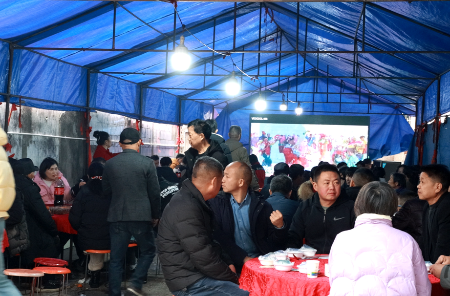 百家齐聚吃团年饭，小区邻里情深暖小年