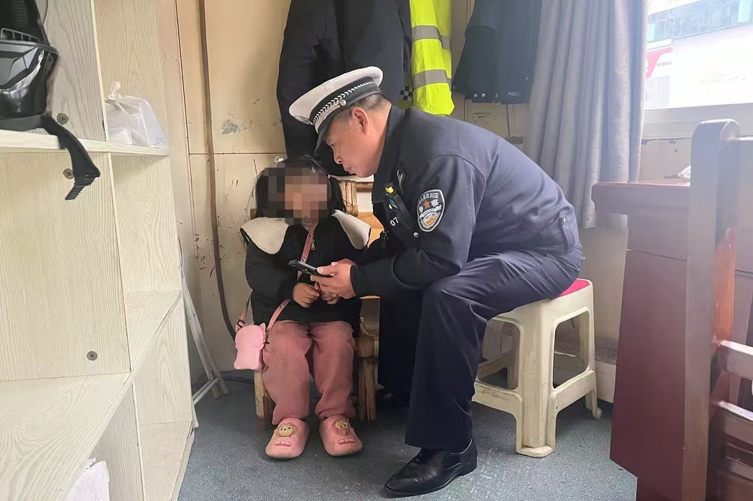母亲街头购置年货疏忽致女儿走失，交警暖心助母女重逢