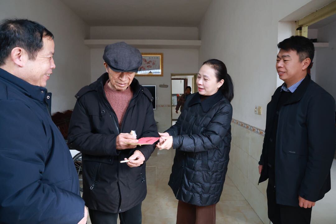 周亚玲看望慰问困难群体