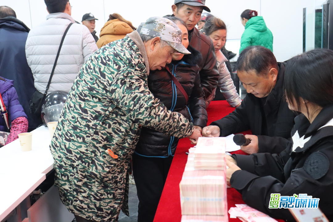 现场发放100万现金！汨罗“新农人”向铁青给村民发工资了