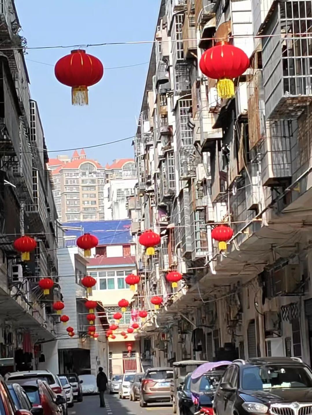灯笼里的年味，业委会自发装扮小区迎新春佳节