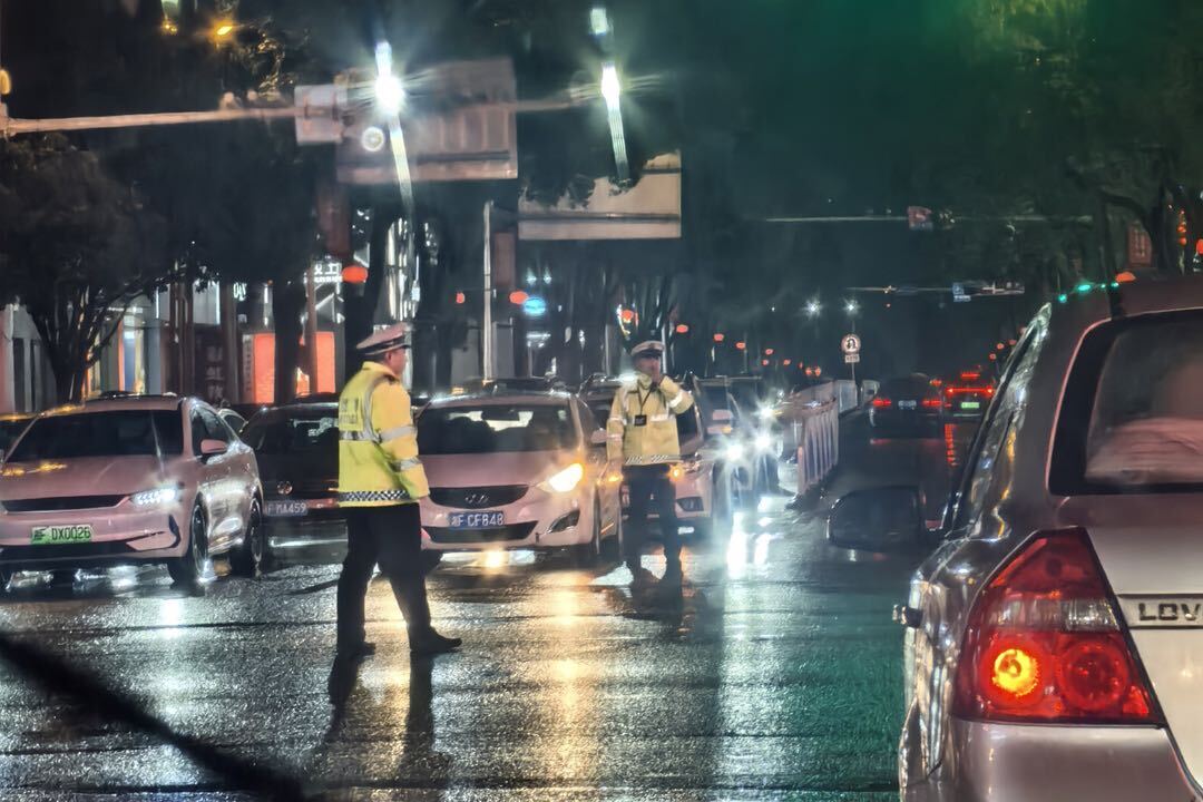 寒潮下的温暖“警”色，春运中不变的坚守