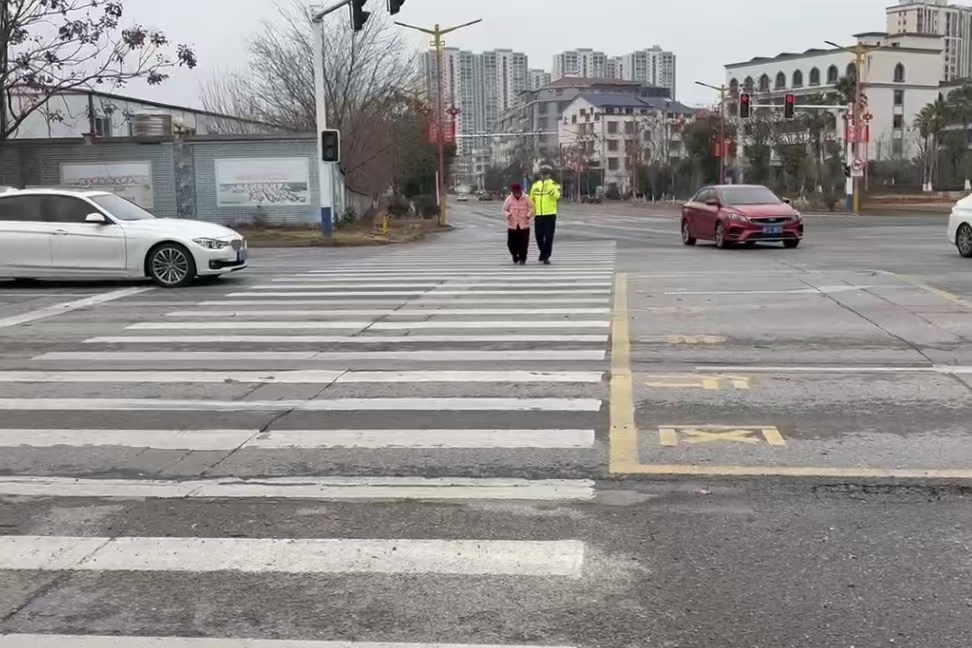 老人徘徊马路无助，汨罗交警帮其寻回亲人