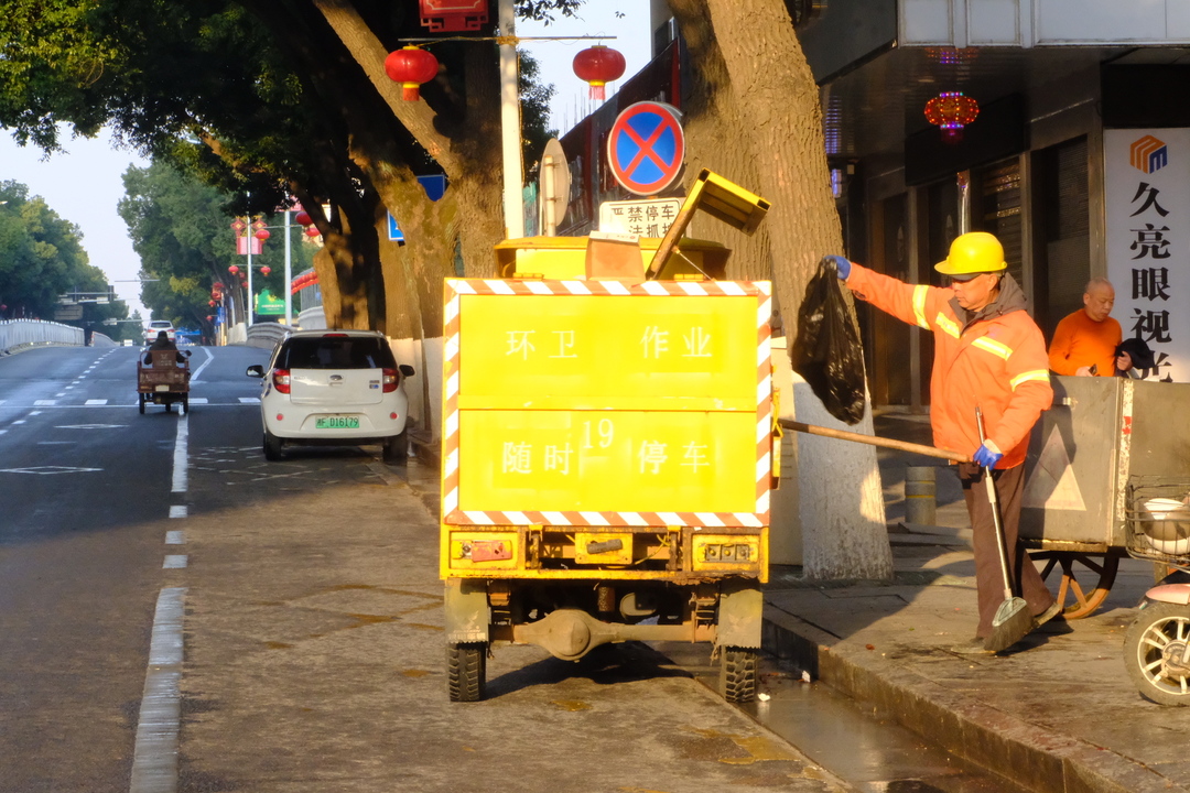 ﻿正月初二扫帚声起，汨罗环卫人唤醒新春城市