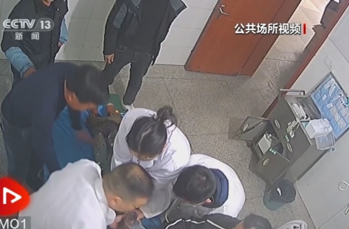 【央视新闻】[新闻直播间]湖南汨罗 男孩玩耍冲入池塘 众人接力救援