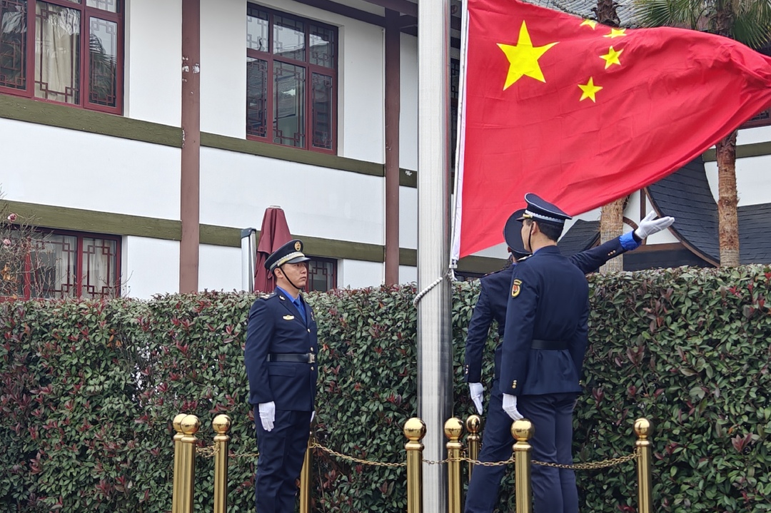 汨罗市城管局举行新年升国旗仪式