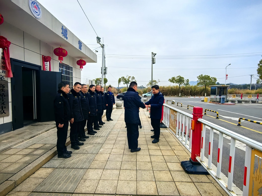 曹陶慰问春节期间值班值守人员，督导城市管理工作