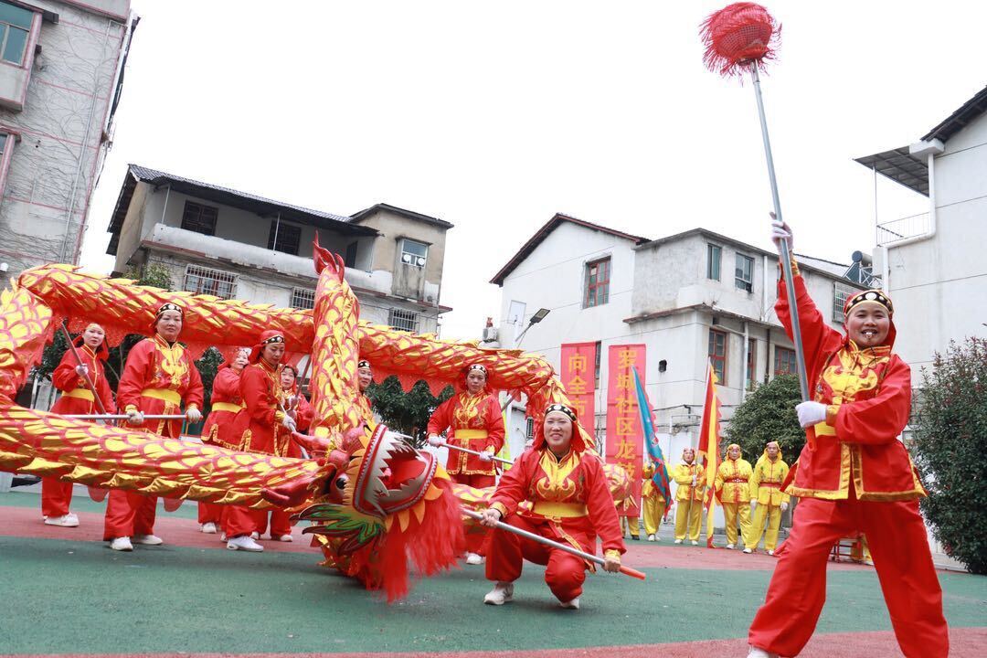 舞龙闹新春！罗城社区年味“气氛组”为居民送福气