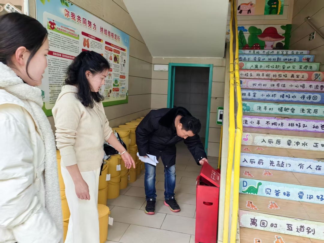 归义街道：全面排查校园安全隐患，开启“护学模式”