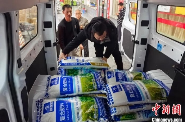 【中国新闻网】洞庭平原春耕新图景：一人插秧百亩田 科技春耕丰粮仓