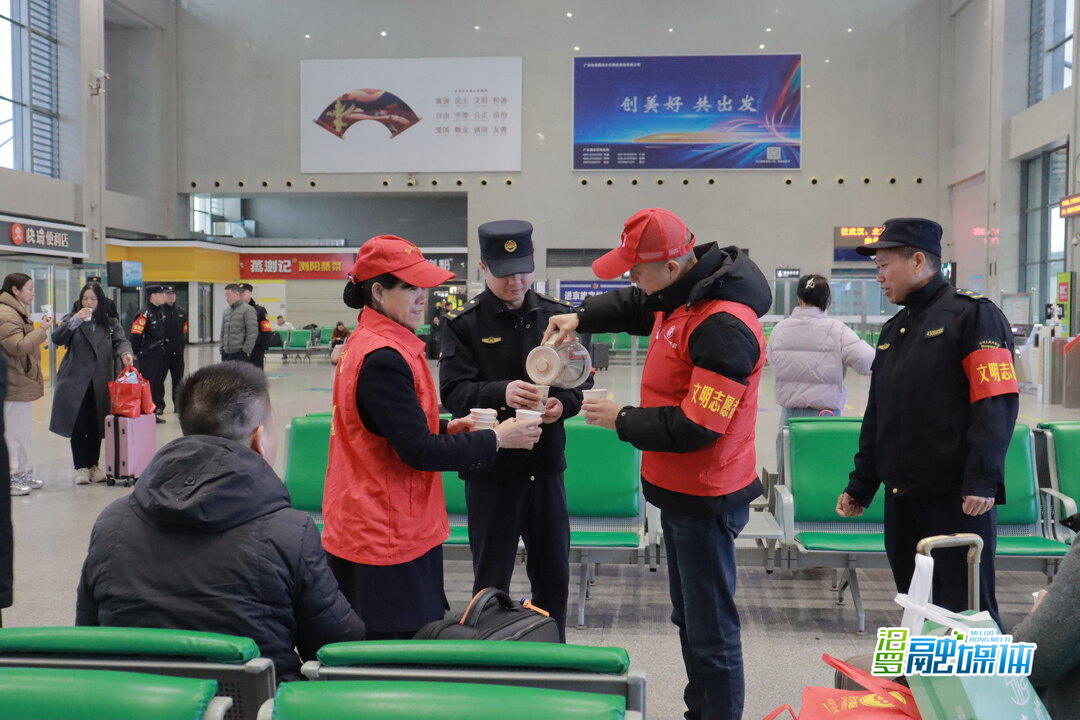 汨罗城管“雷锋日”暖心行动：一杯热茶，一程护送，传递城市温度