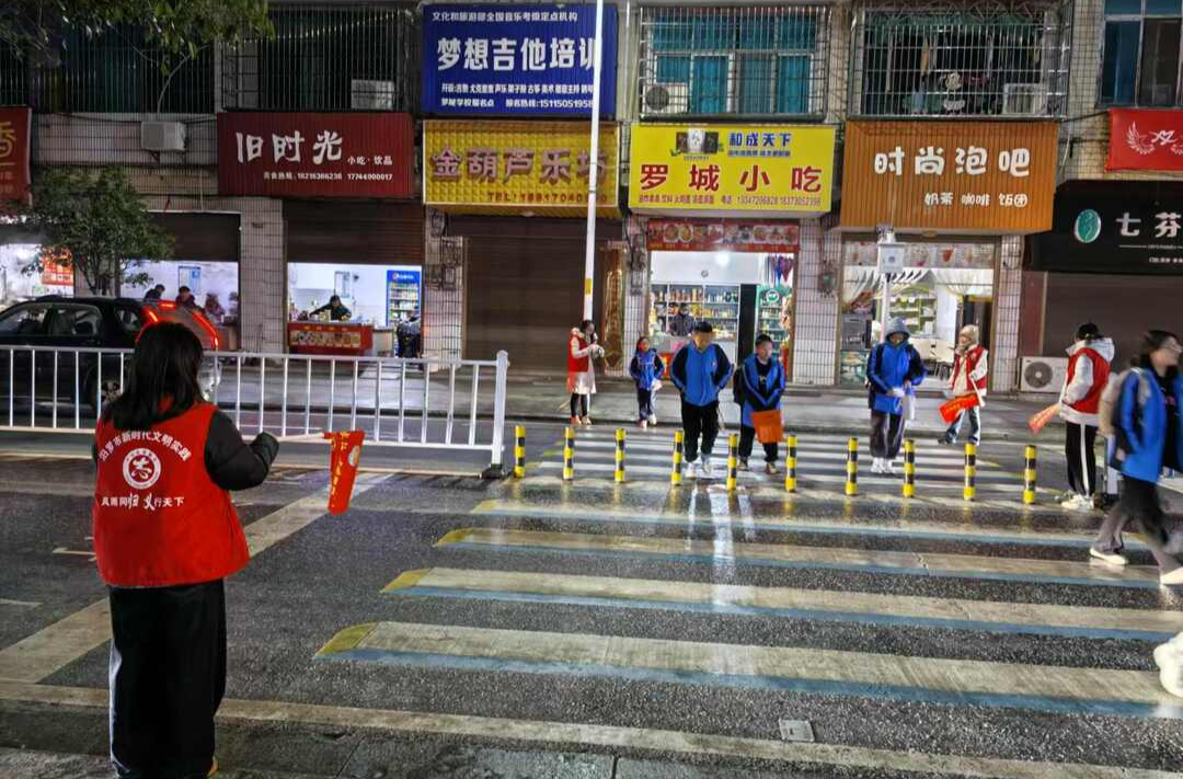 车站社区：志愿者雨中护学，为平安“站岗”