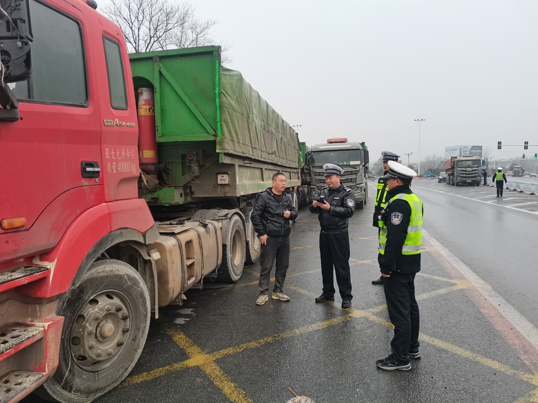 货车凌晨“扎堆”停靠国省道，汨罗交警整治违停乱象