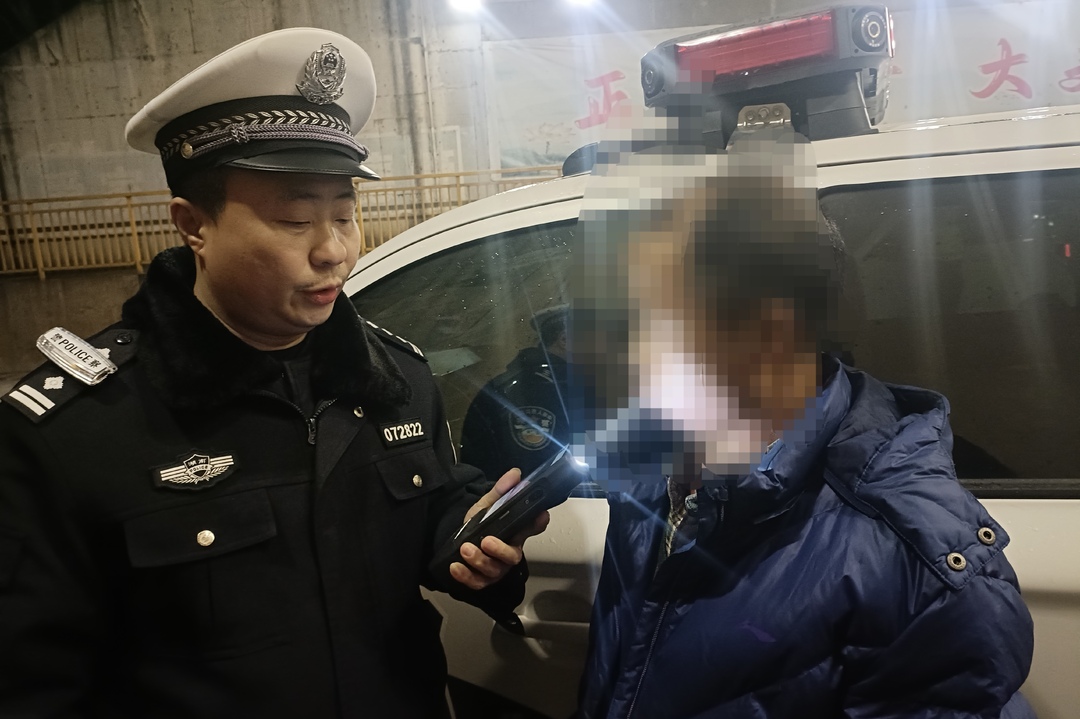 男子一年内两次涉酒，汨罗交警暂扣其驾驶证半年