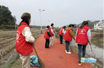 三江镇女职工登山护河庆“三八”