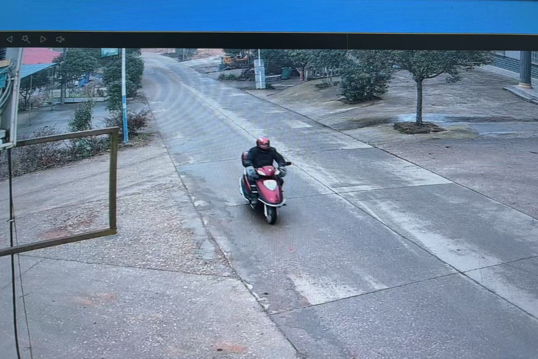 汨罗交警3小时破获摩托车逃逸案，家属赠锦旗致谢