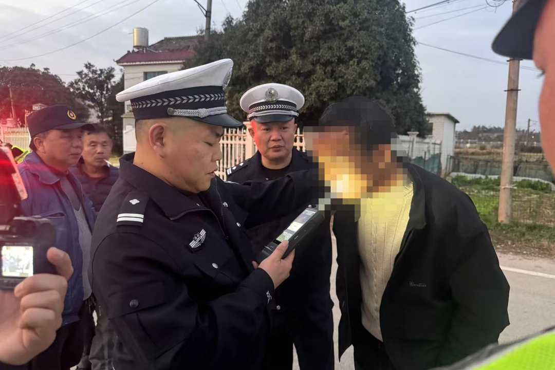无证醉酒驾驶套牌摩托车 汨罗交警夜查再擒“酒驾惯犯”