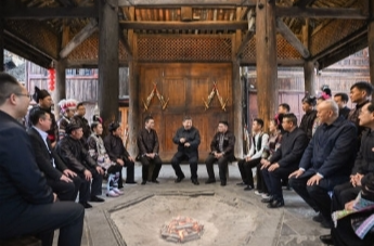第一观察·瞬间｜围坐共话幸福图景