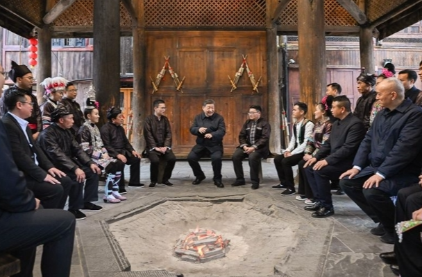 学习进行时｜习近平总书记的“板凳座谈会”