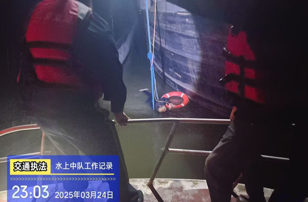 深夜紧急救援！汨罗交通40分钟成功营救落水群众