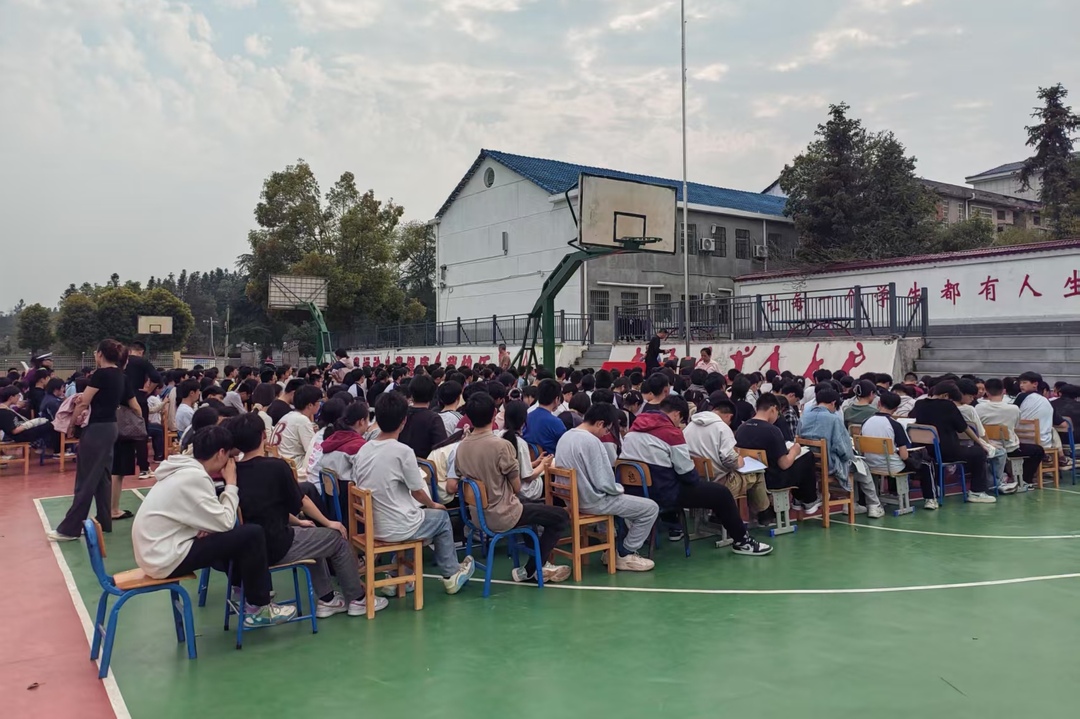 汨罗交警入校宣传，护航学生出行安全