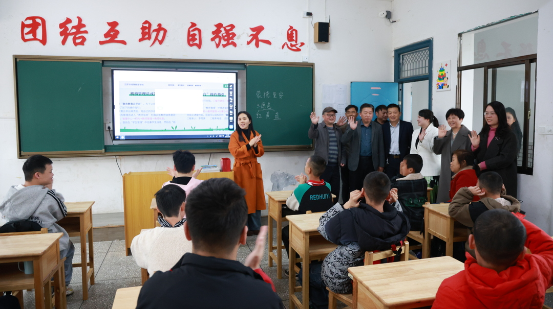 汨罗市政协文教卫组爱心助残活动走进特校校园