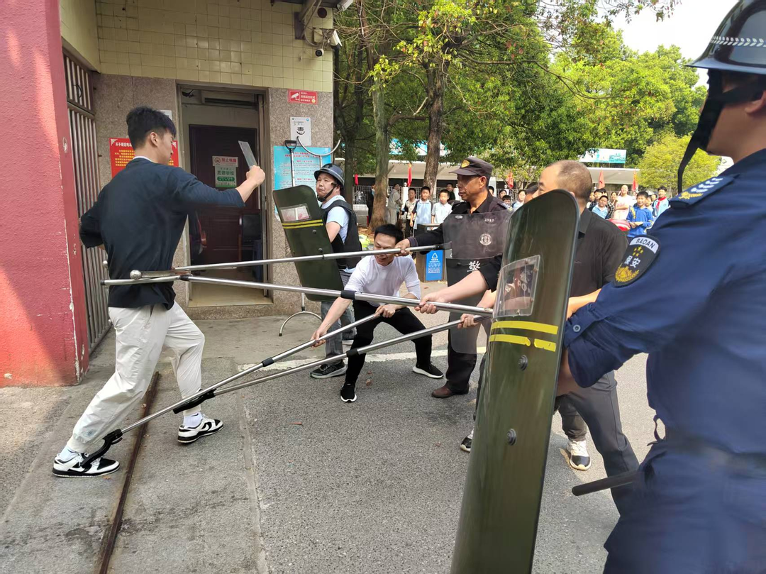 罗城学校开展防暴反恐应急演练 筑牢校园安全防线