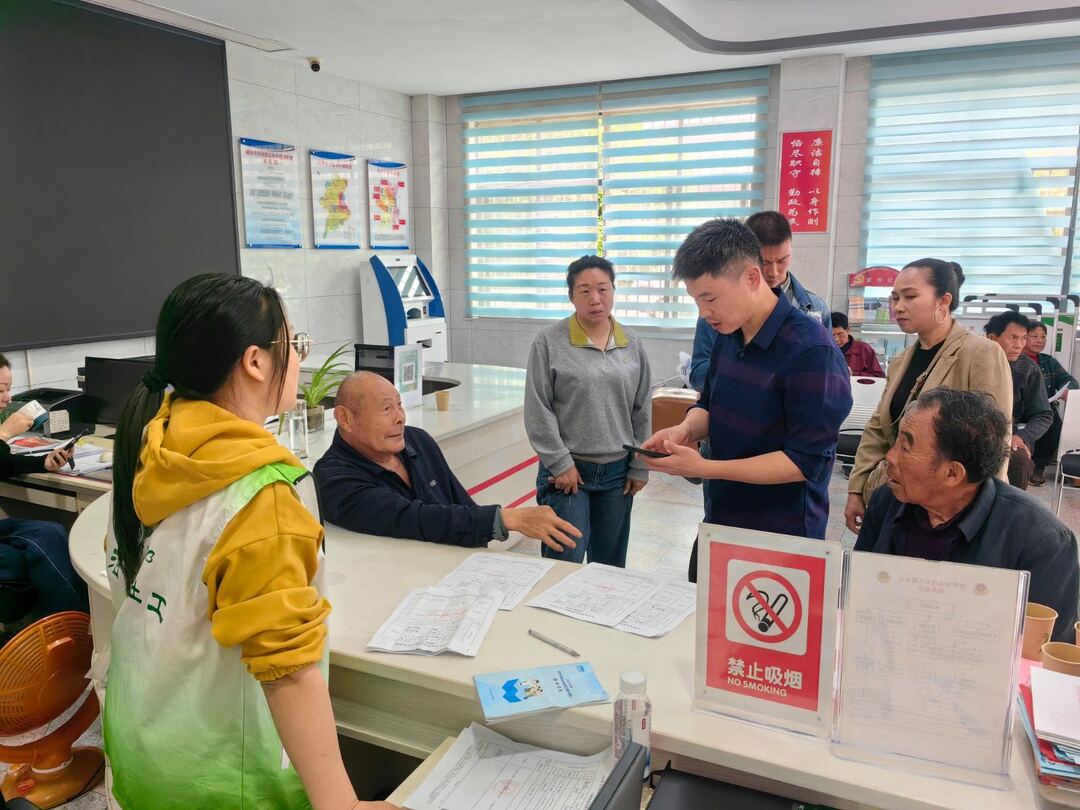 汨罗镇：“家门口”助残，为30名残疾人上门办证