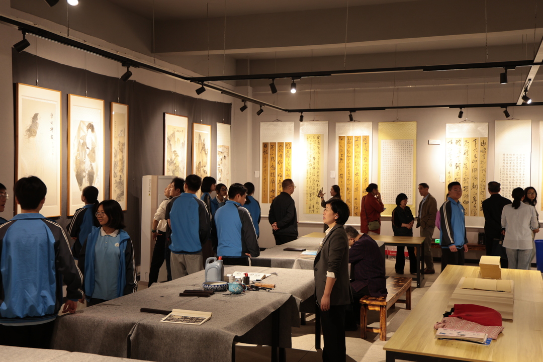 以笔墨诉说艺术人生，“岁月留痕·刘京华书画展”在汨罗市一中举行