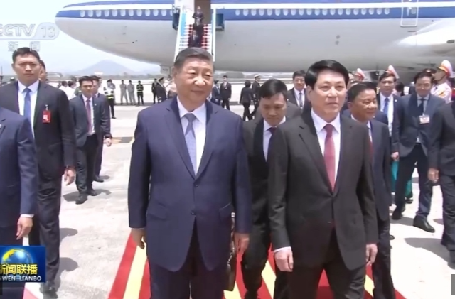 习近平抵达河内对越南进行国事访问