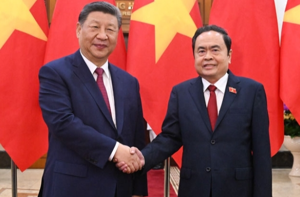 习近平会见越南国会主席陈青敏